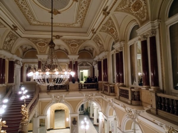 Freskók, bársony, arany, hatalmas csillár, zsöllye, páholysorok és karzat