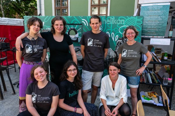 Szerkesztők és segédeik a 2023-as magyar napokon: fentről, balról jobbra: Fall Dóra, Zongor Andrea, Nagy Zalán, Demeter Zsuzsa, Mărcuțiu-Rácz Dóra, László Zsuzsa, Márton Evelin