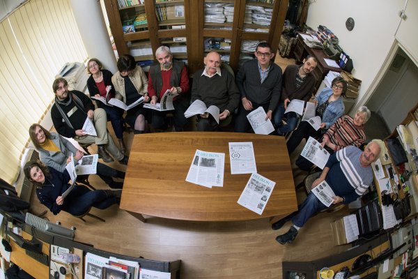 A Helikon Drăgălina úti szerkesztőségében (balról jobbra): Márton Evelin, Deák Judit, Papp Attila Zsolt, Demeter Zsuzsa, Egyed Emese, Király László, Szilágyi István, Karácsonyi Zsolt, Horváth Benji, Mărcuțiu-Rácz Dóra, Nagy Mária, Rákossy Tibor