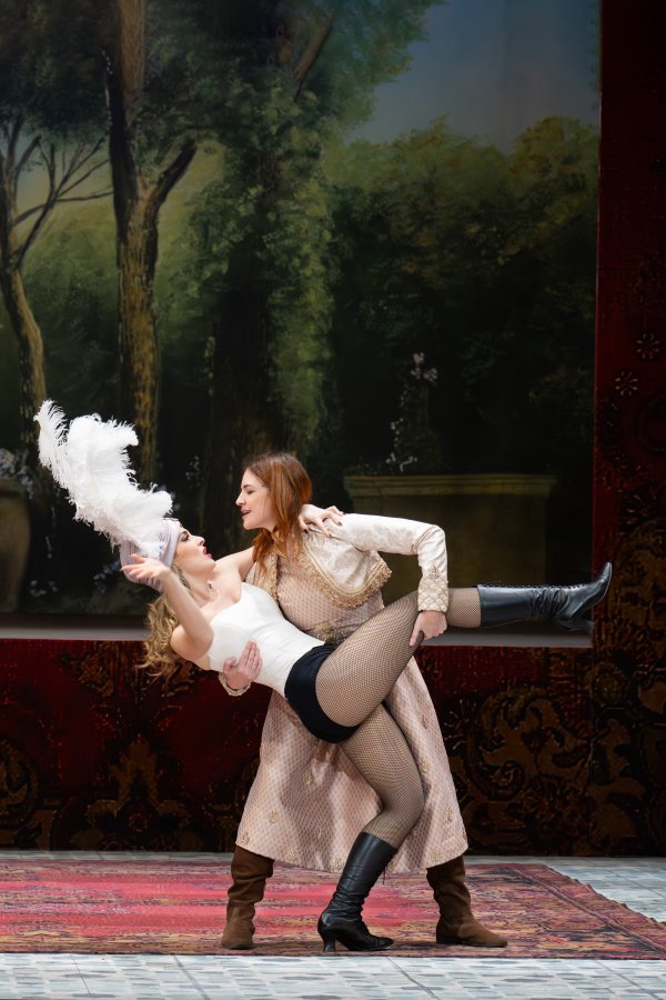 Nitetis (Sofía Esparza) és Benamor (Marina Monzó)