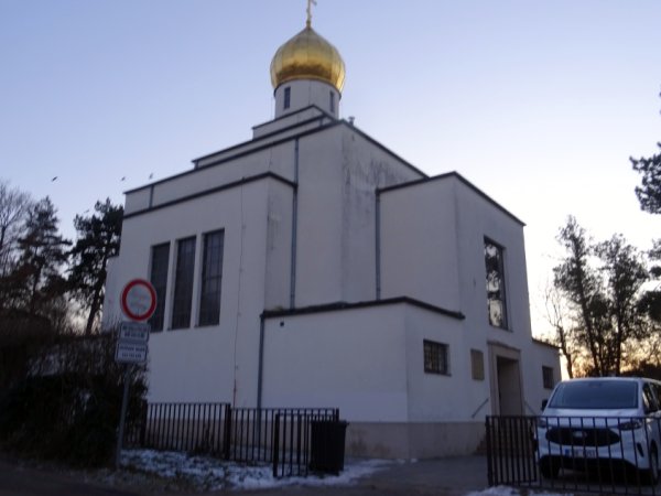 A várdomb oldalába épített pravoszláv templom