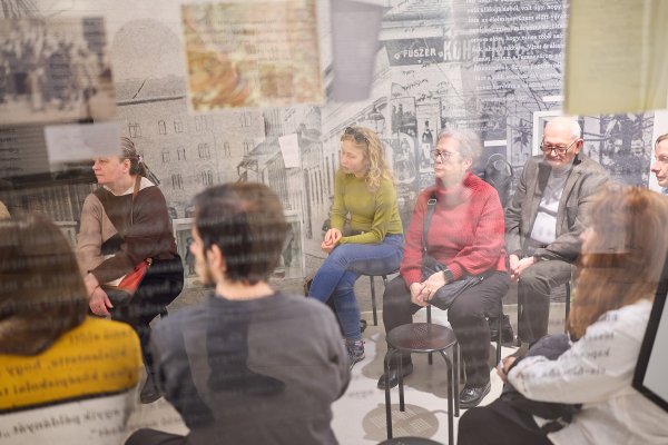 Köréje gyűlnek szelíden esemény / fotó: FMKéptár / Mészáros Gábor.