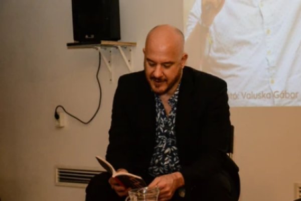 a szerző felolvas