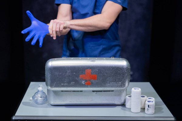 Az orvosi dobozból előkerülnek a bábok