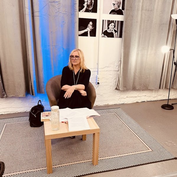 Péczely Dóra, az est moderátora