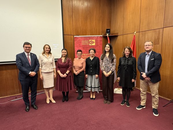 A Bártfai Gyűjtemény sajtótájékoztatóján résztvevő vendégek és az OSZK munkatársai. Fotó OSZK.