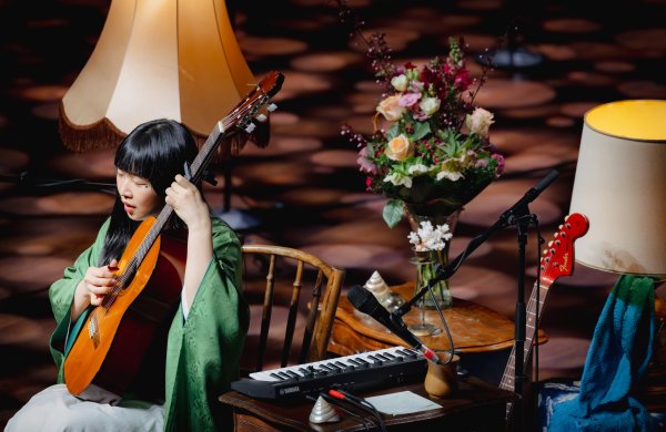 Ichiko Aoba gitározás közben