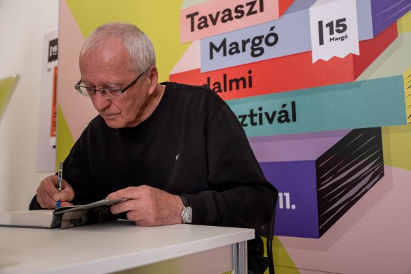 Szajbély Mihály dedikál