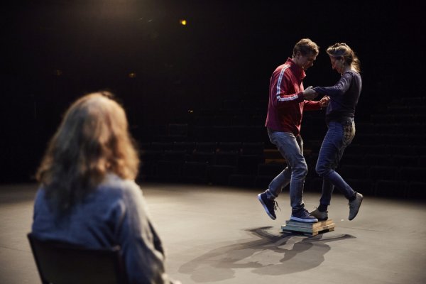 kis emelvényre lépés