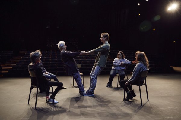 hátradőlés a nagymamák között a színpadon