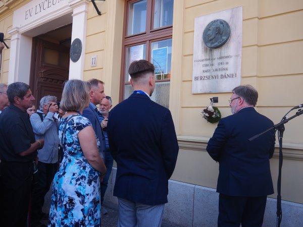 Berzsenyi Dániel emléktáblájának koszorúzása a Líceumnál