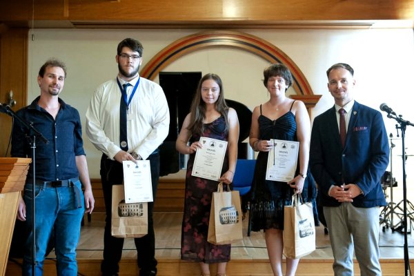 A középiskolás kategória díjazottjai a zsűrivel (balról jobbra): Górász Péter, Karai Attila, Pastrovics Luca, Borbély Petra, Kiss Dávid