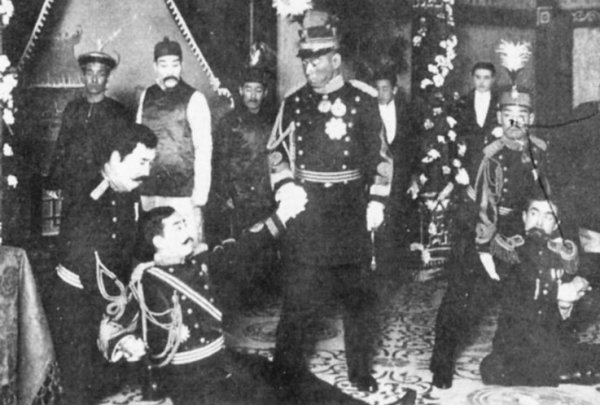 Színészek Meidzsi-kori japán katonai egyenruhában az Othellóban
