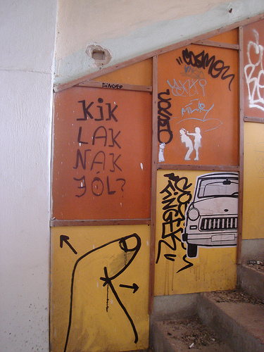 kik laknak jól?