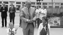 Dr. Hudecz Ferenc átvágja a szalagot Dr. Hudecz Ferenc átvágja a szalagot